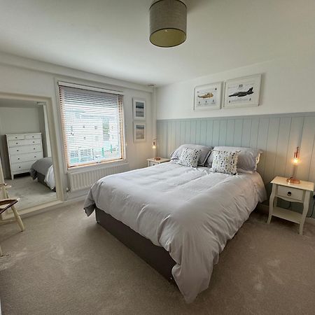 Marina Sea View Apt - Second Floor With Lift, Modern Holyhead Exterior photo