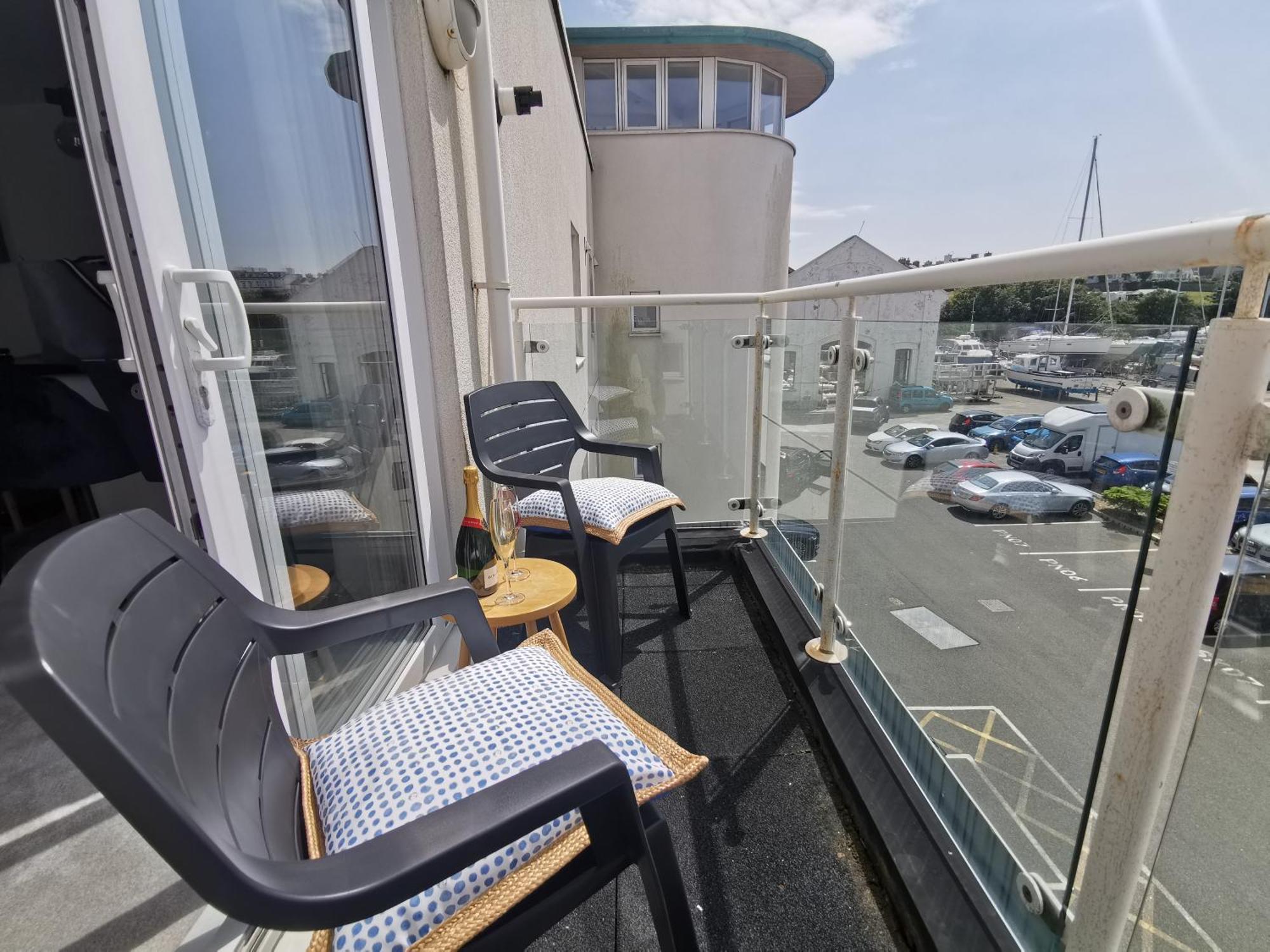 Marina Sea View Apt - Second Floor With Lift, Modern Holyhead Exterior photo