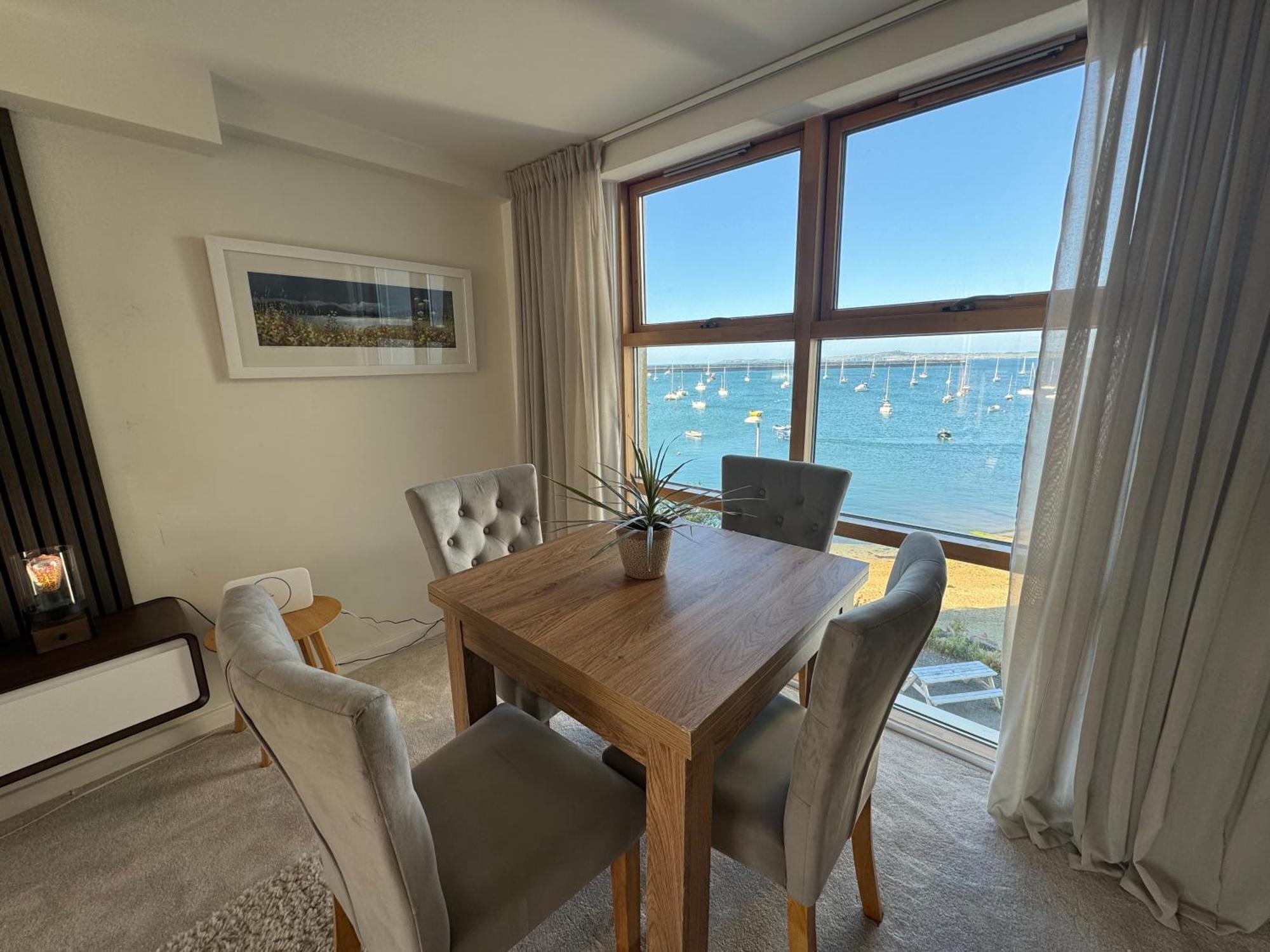 Marina Sea View Apt - Second Floor With Lift, Modern Holyhead Exterior photo